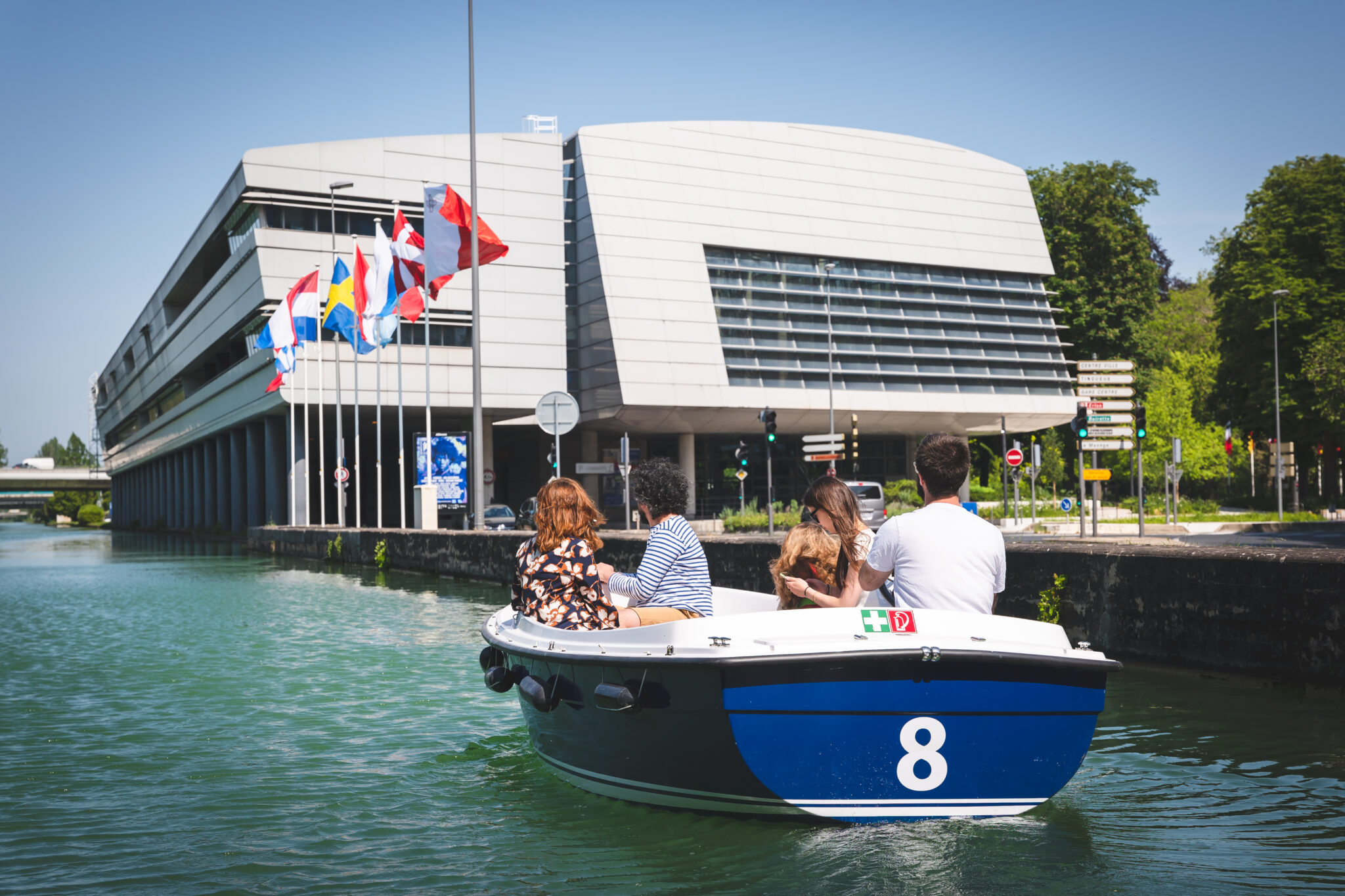 Présentation BoBoat offers electric boat rentals without a license in